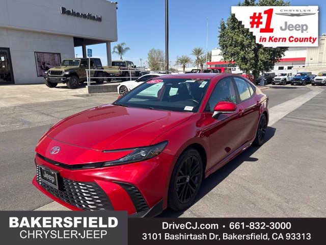 Used 2025 Toyota Camry SE FWD image 1