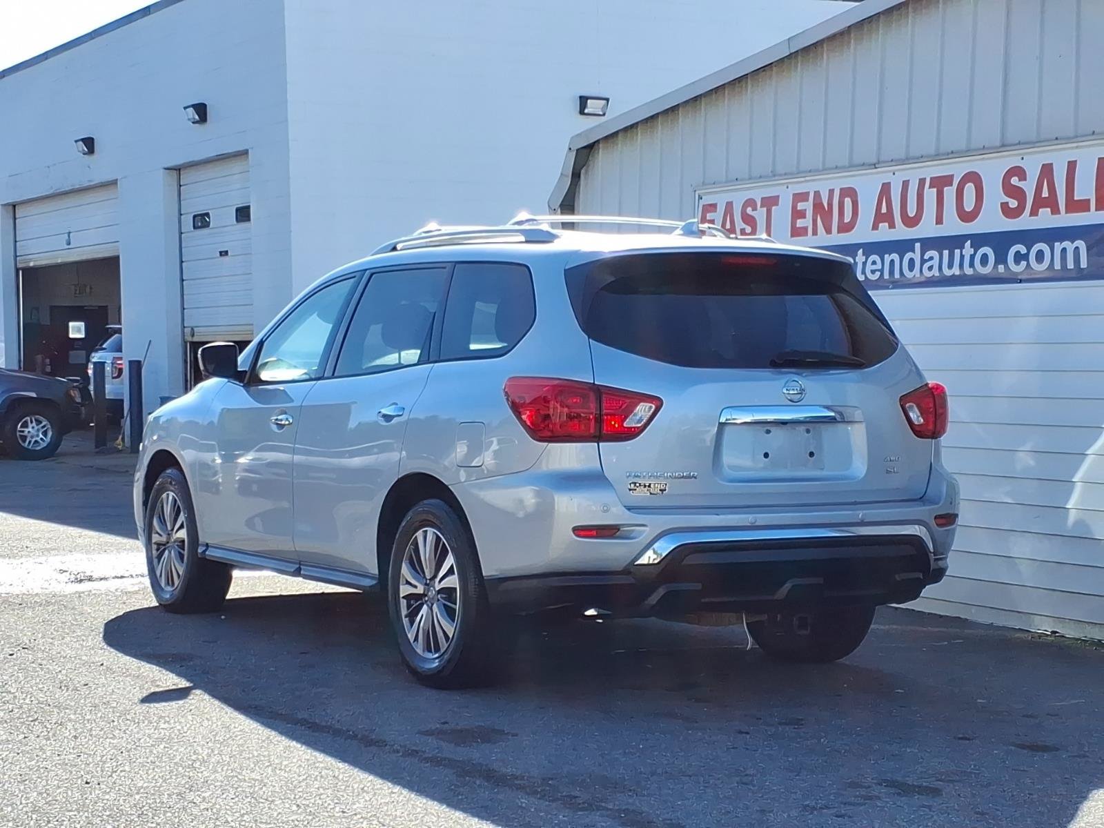 Used 2020 Nissan Pathfinder SL AWD/4WD image 3