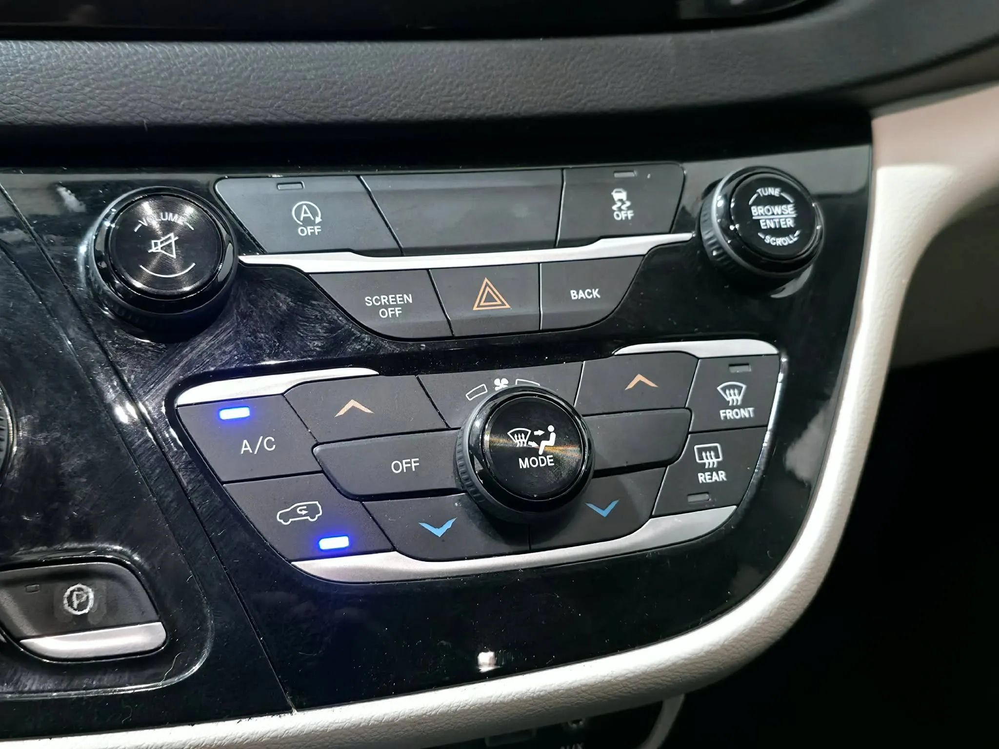 Used 2017 Chrysler Pacifica Touring FWD image 28