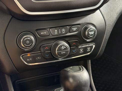 Used 2019 Jeep Cherokee Trailhawk w/ Comfort/Convenience Group AWD/4WD image 17