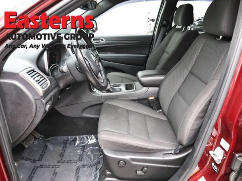 Used 2021 Jeep Grand Cherokee Laredo w/ Security & Convenience Group AWD/4WD image 14