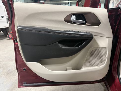 Used 2017 Chrysler Pacifica Touring-L Plus FWD image 18