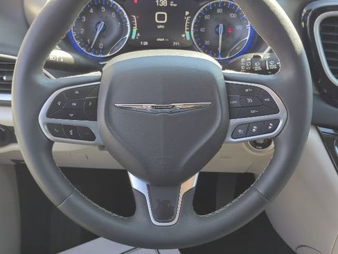 Used 2024 Chrysler Pacifica Touring-L image 15