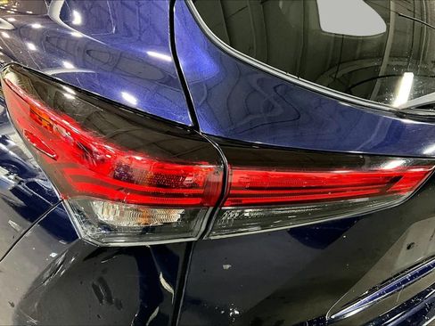 Used 2021 Toyota Highlander XLE AWD/4WD image 29