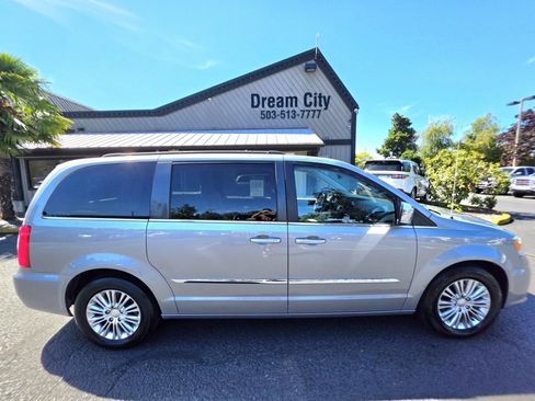 Used 2015 Chrysler Town & Country Touring-L FWD image 2