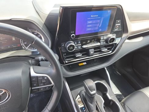 Used 2024 Toyota Highlander XLE AWD/4WD image 32
