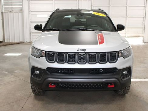 Used 2025 Jeep Compass Trailhawk image 3