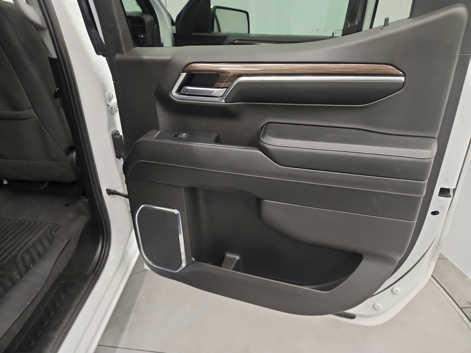 Used 2024 Chevrolet Silverado 1500 LT AWD/4WD image 32