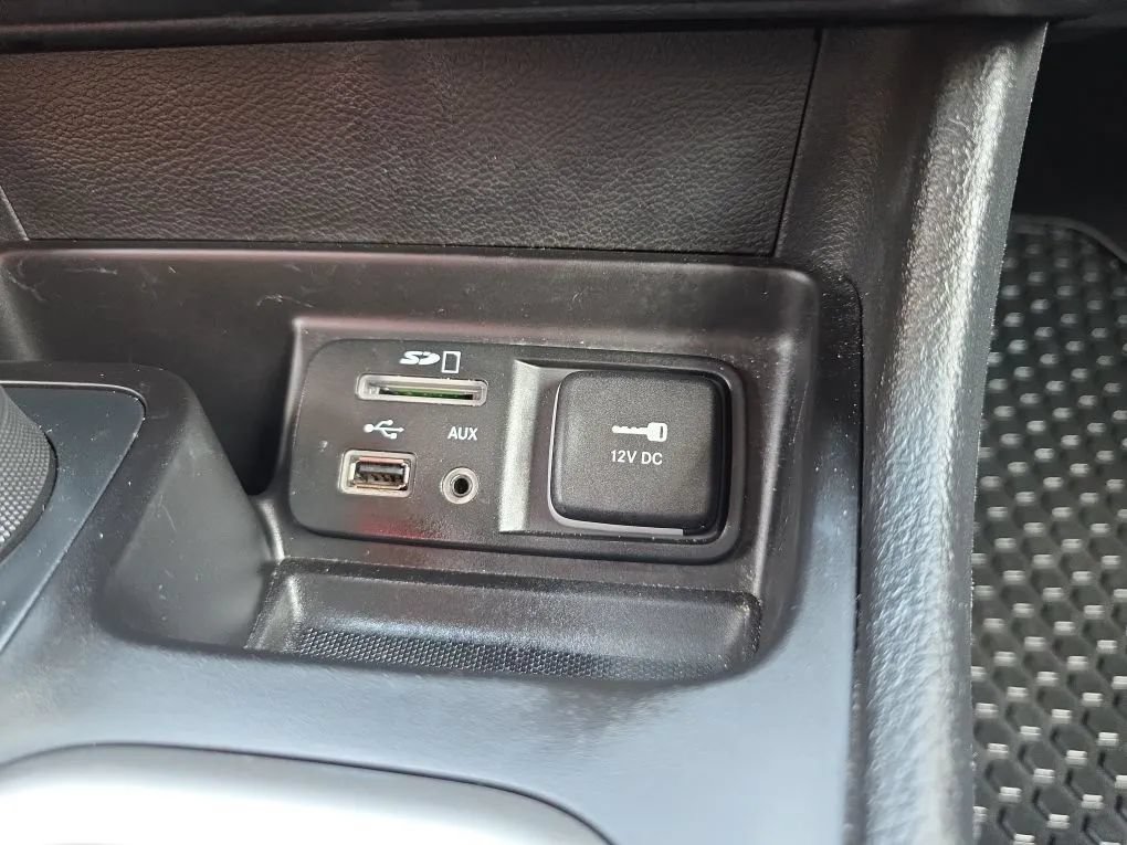 Used 2018 Jeep Cherokee Latitude Plus w/ Cold Weather Group AWD/4WD image 32
