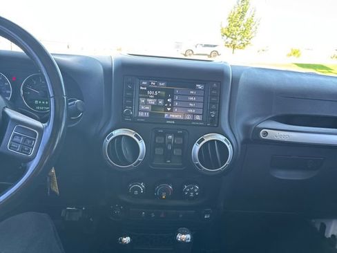 Used 2015 Jeep Wrangler Unlimited Sahara w/ Dual Top Group AWD/4WD image 18