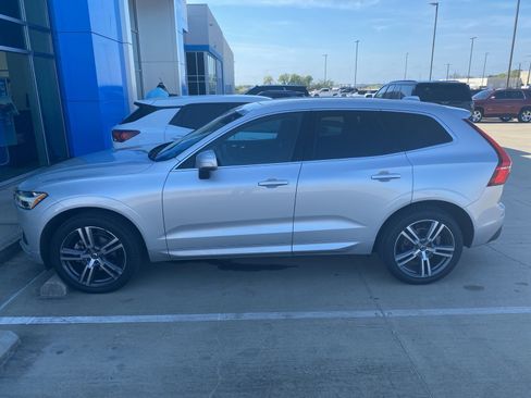 Used 2020 Volvo XC60 T5 Momentum image 3