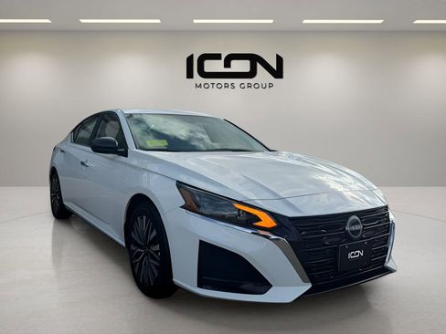 Used 2025 Nissan Altima 2.5 SV FWD image 7