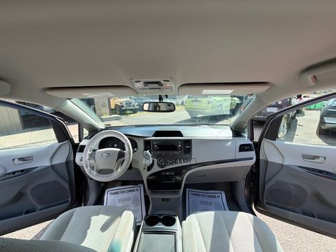 Used 2014 Toyota Sienna LE FWD image 22