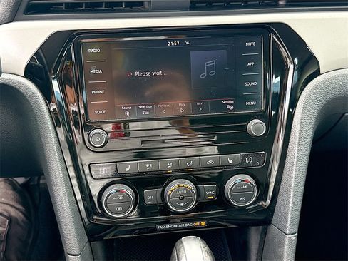 Used 2020 Volkswagen Passat 2.0T SE image 16