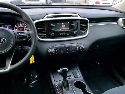 Used 2016 Kia Sorento LX image 6
