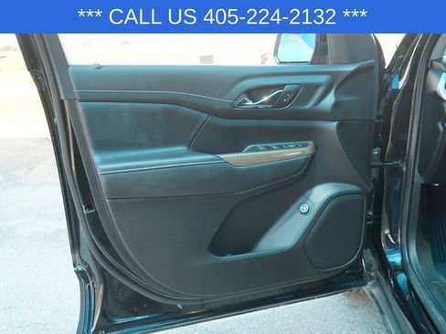 Used 2023 GMC Acadia SLE w/ Driver Convenience Package FWD image 17
