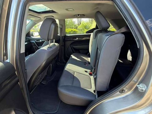 Used 2013 Kia Sorento LX image 19