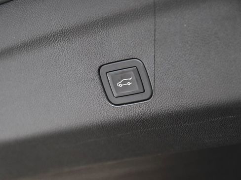 Used 2025 Chevrolet Suburban Z71 AWD/4WD image 25