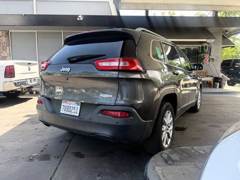Used 2016 Jeep Cherokee Latitude w/ Safety/Convenience Group FWD image 6