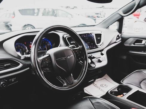 Used 2019 Chrysler Pacifica Limited w/ Advanced Safetytec Group image 2