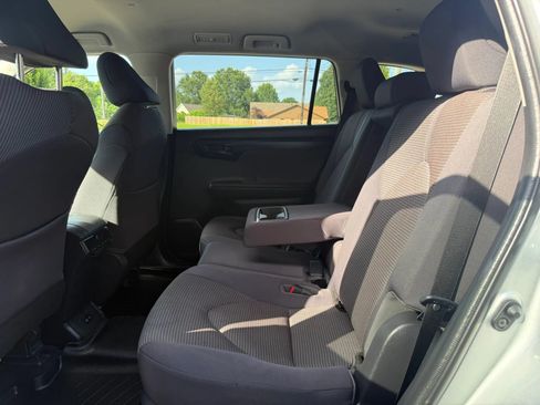 Used 2022 Toyota Highlander LE AWD/4WD image 14