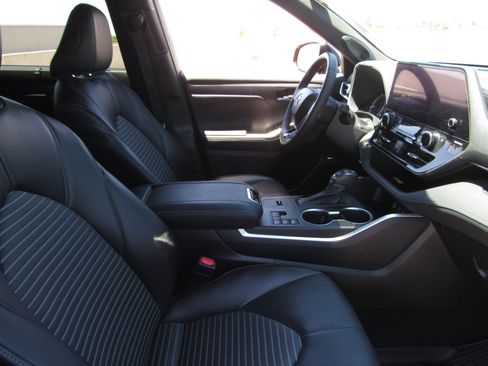Used 2023 Toyota Highlander XSE FWD image 9