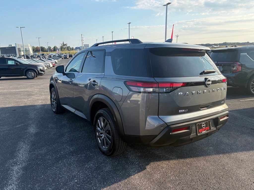 Used 2025 Nissan Pathfinder SV AWD/4WD image 9