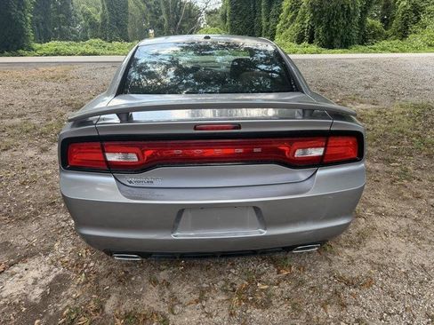 Used 2013 Dodge Charger SE RWD image 3