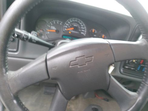 Used 2006 Chevrolet Silverado 2500 LT w/ Snow Plow Prep Package image 10