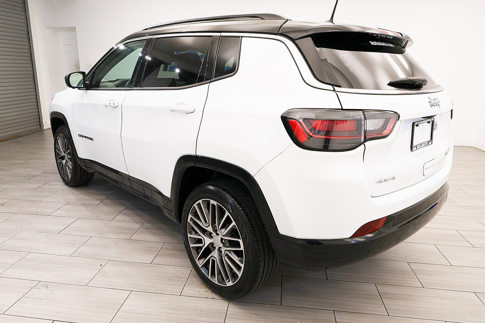 Used 2022 Jeep Compass Limited w/ Elite Group AWD/4WD image 3