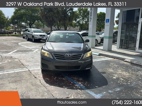 Used 2010 Toyota Camry LE FWD image 5
