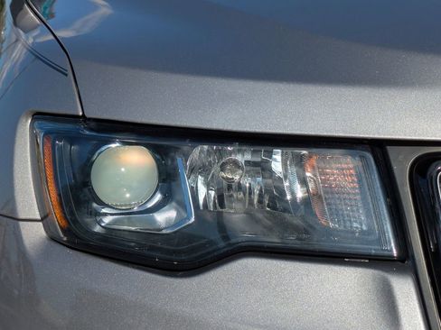 Used 2021 Jeep Grand Cherokee Laredo X image 10