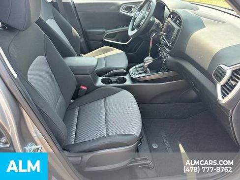 Used 2025 Kia Soul LX w/ LX Technology Package FWD image 15