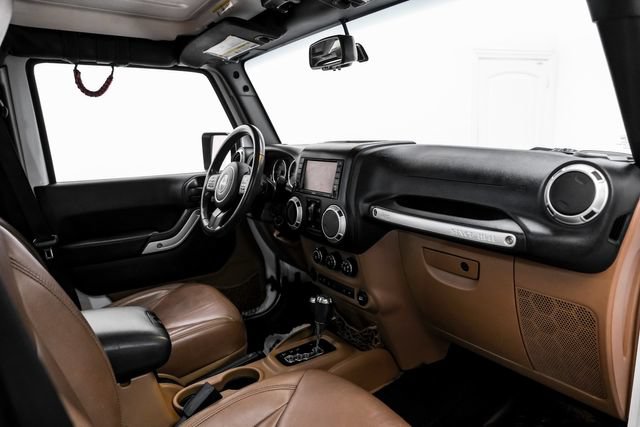 Used 2017 Jeep Wrangler Unlimited Sahara w/ Connectivity Group AWD/4WD image 12