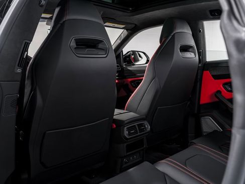 Used 2025 Lamborghini Urus SE image 31