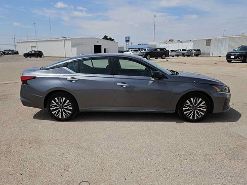 Used 2024 Nissan Altima 2.5 SV FWD image 9