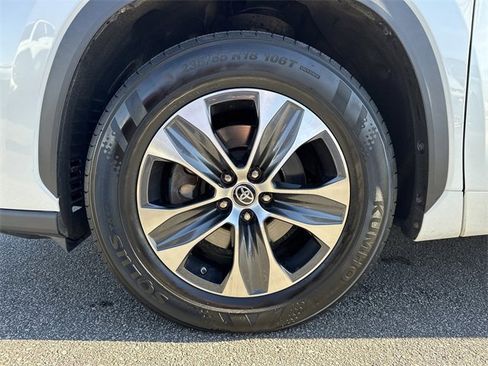 Used 2023 Toyota Highlander XLE image 11