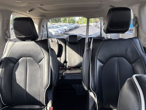 Used 2023 Chrysler Pacifica Limited FWD image 27