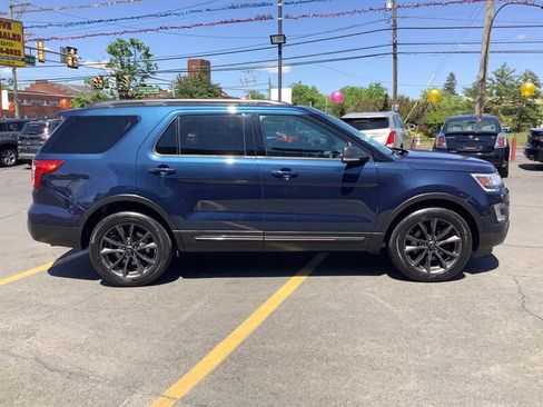 Used 2017 Ford Explorer XLT w/ Equipment Group 202A AWD/4WD image 8