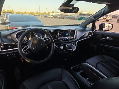 Used 2025 Chrysler Pacifica Select FWD image 6
