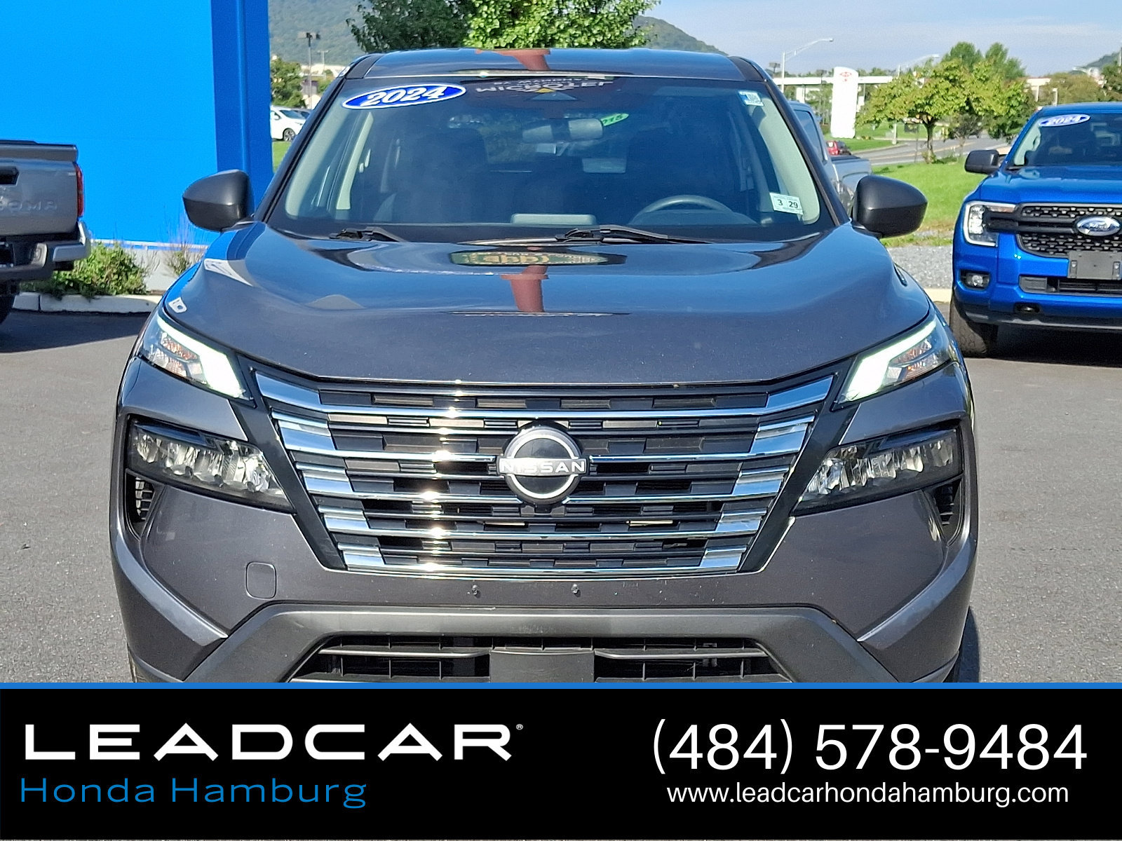 Used 2024 Nissan Rogue S AWD/4WD image 2