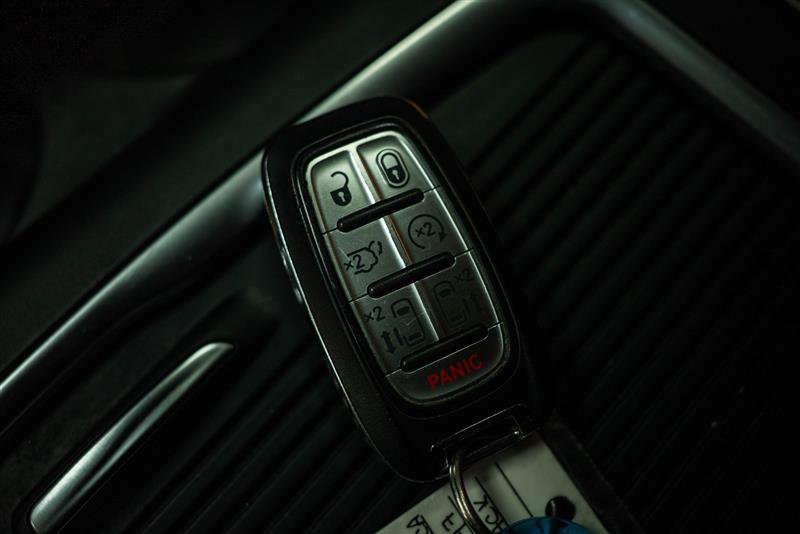 Used 2023 Chrysler Pacifica Touring-L FWD image 21
