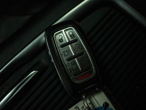 Used 2023 Chrysler Pacifica Touring-L FWD image 21