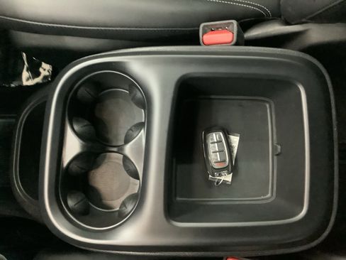 Used 2025 Chrysler Pacifica Select image 22