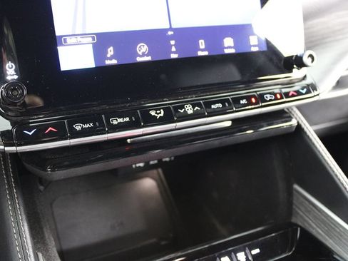 Used 2024 Jeep Wagoneer L Series II RWD image 26