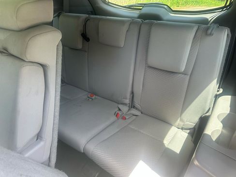 Used 2017 Toyota Highlander LE w/ Carpet Mat Package AWD/4WD image 13