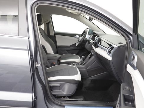 New 2026 Volkswagen Taos SE image 18