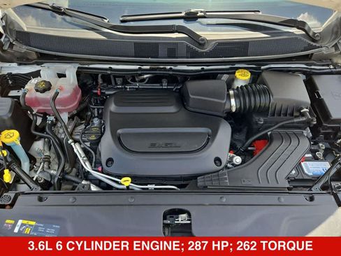 Used 2024 Chrysler Pacifica Touring-L FWD image 13