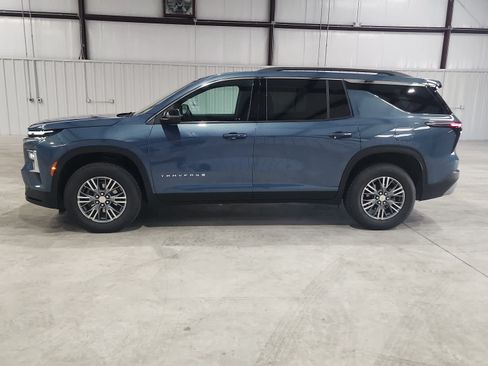 Used 2025 Chevrolet Traverse LT FWD image 2