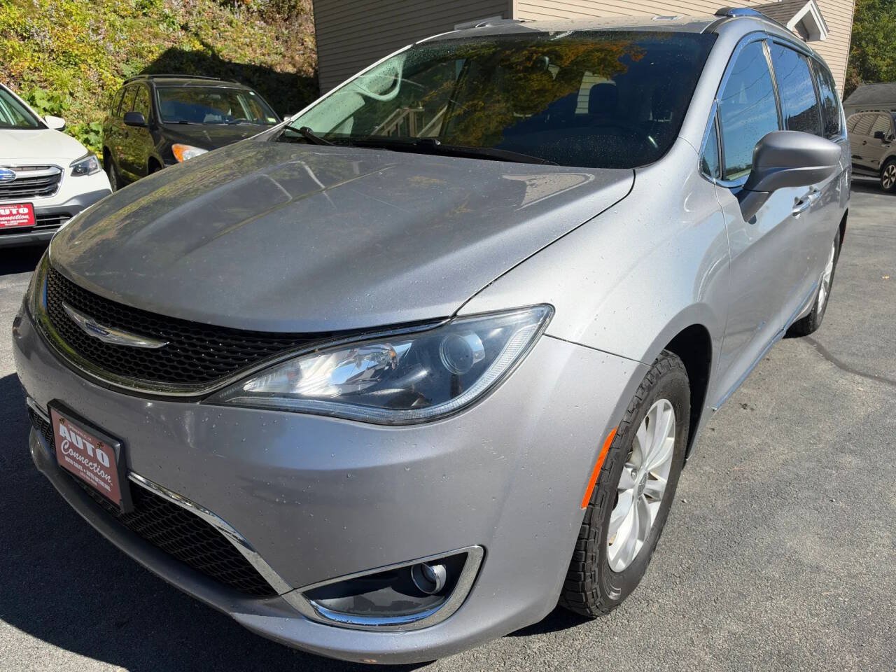 Used 2019 Chrysler Pacifica Touring-L FWD image 1